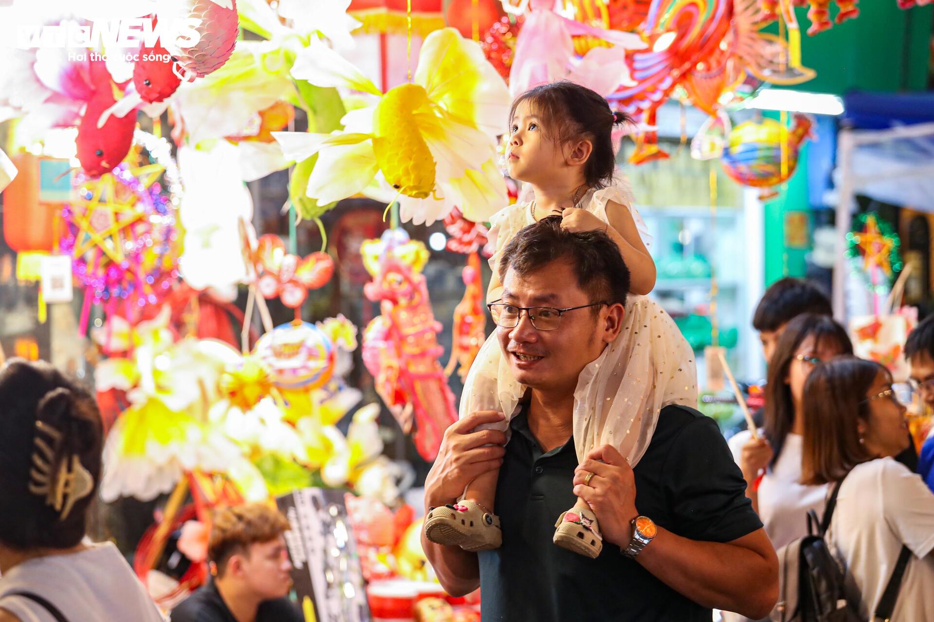 Biển người chen chân trên phố Hàng Mã đón Trung thu sớm- Ảnh 6. Biển người chen chân trên phố Hàng Mã đón Trung thu sớm- Ảnh 6.
