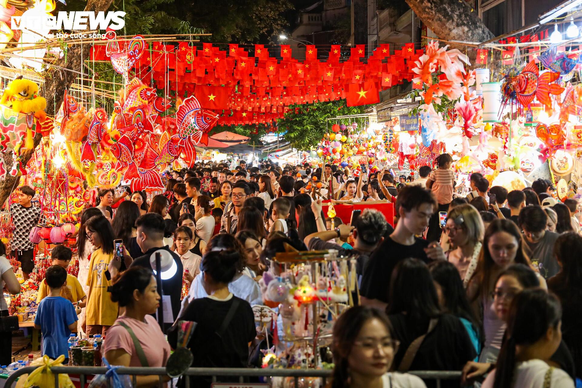 Biển người chen chân trên phố Hàng Mã đón Trung thu sớm- Ảnh 1. Biển người chen chân trên phố Hàng Mã đón Trung thu sớm- Ảnh 1.