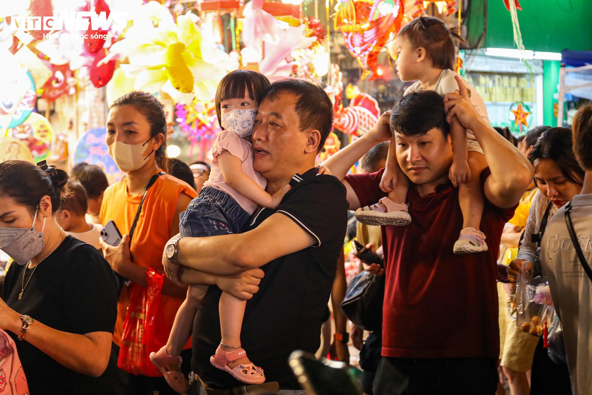 Biển người chen chân trên phố Hàng Mã đón Trung thu sớm- Ảnh 5. Biển người chen chân trên phố Hàng Mã đón Trung thu sớm- Ảnh 5.