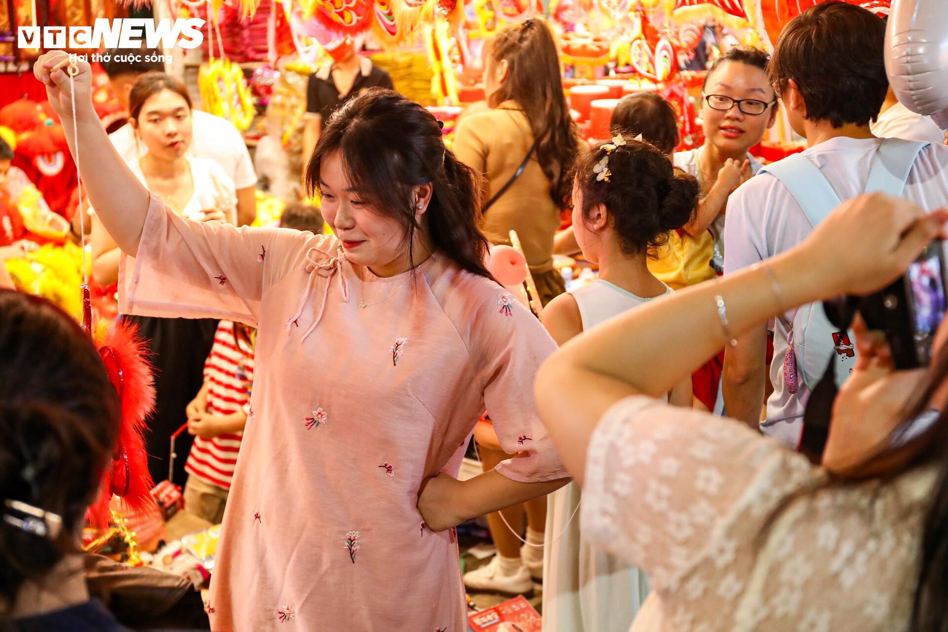 Biển người chen chân trên phố Hàng Mã đón Trung thu sớm- Ảnh 13. Biển người chen chân trên phố Hàng Mã đón Trung thu sớm- Ảnh 13.