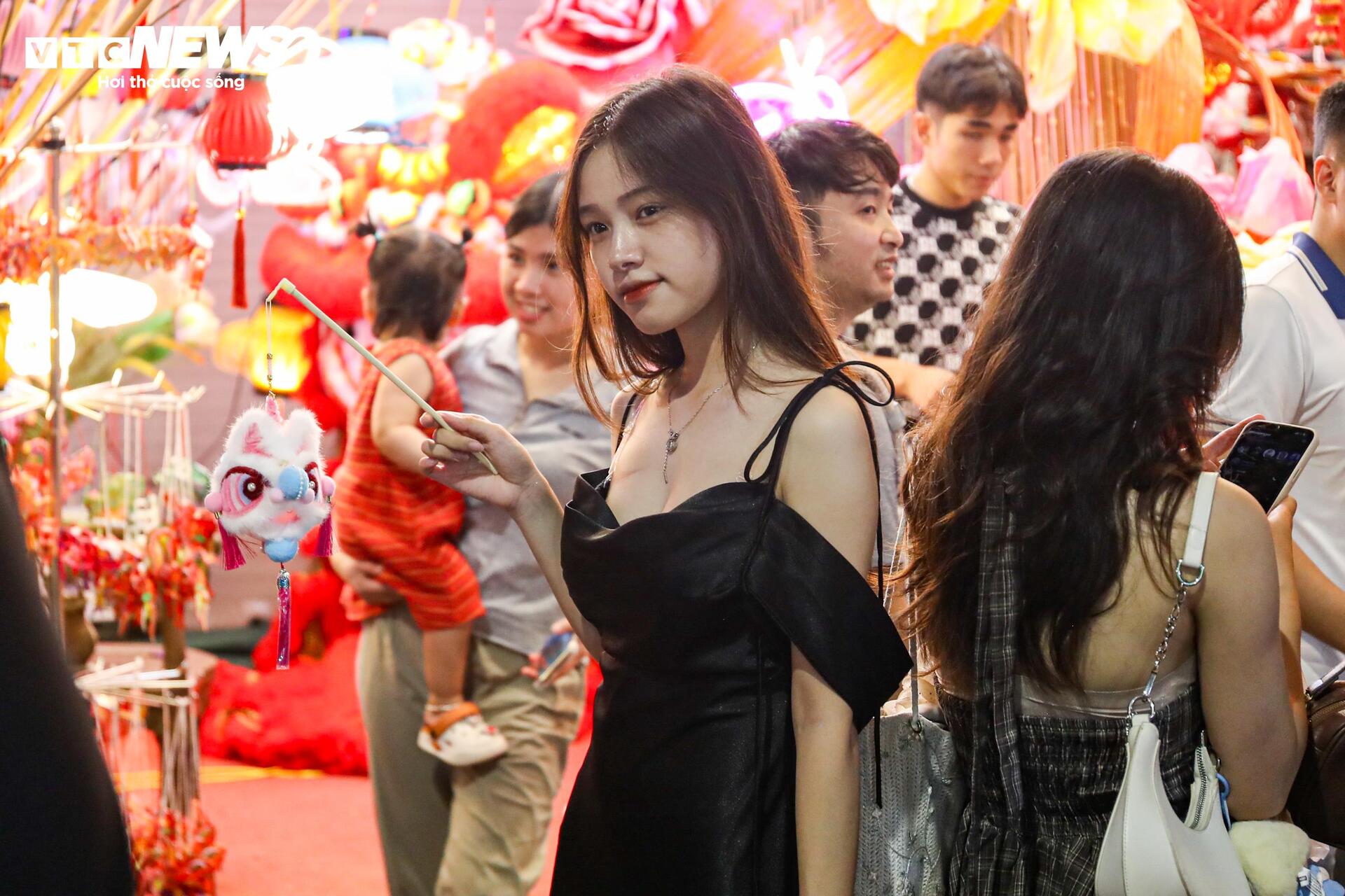 Biển người chen chân trên phố Hàng Mã đón Trung thu sớm- Ảnh 14. Biển người chen chân trên phố Hàng Mã đón Trung thu sớm- Ảnh 14.