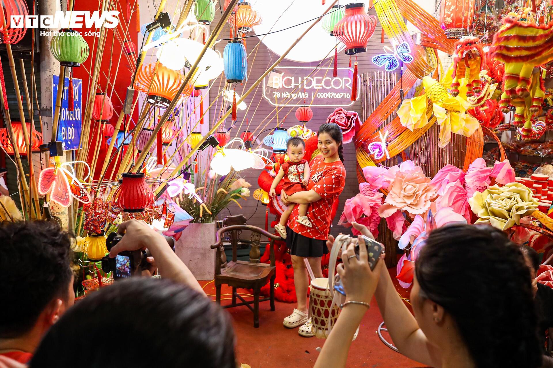 Biển người chen chân trên phố Hàng Mã đón Trung thu sớm- Ảnh 12. Biển người chen chân trên phố Hàng Mã đón Trung thu sớm- Ảnh 12.