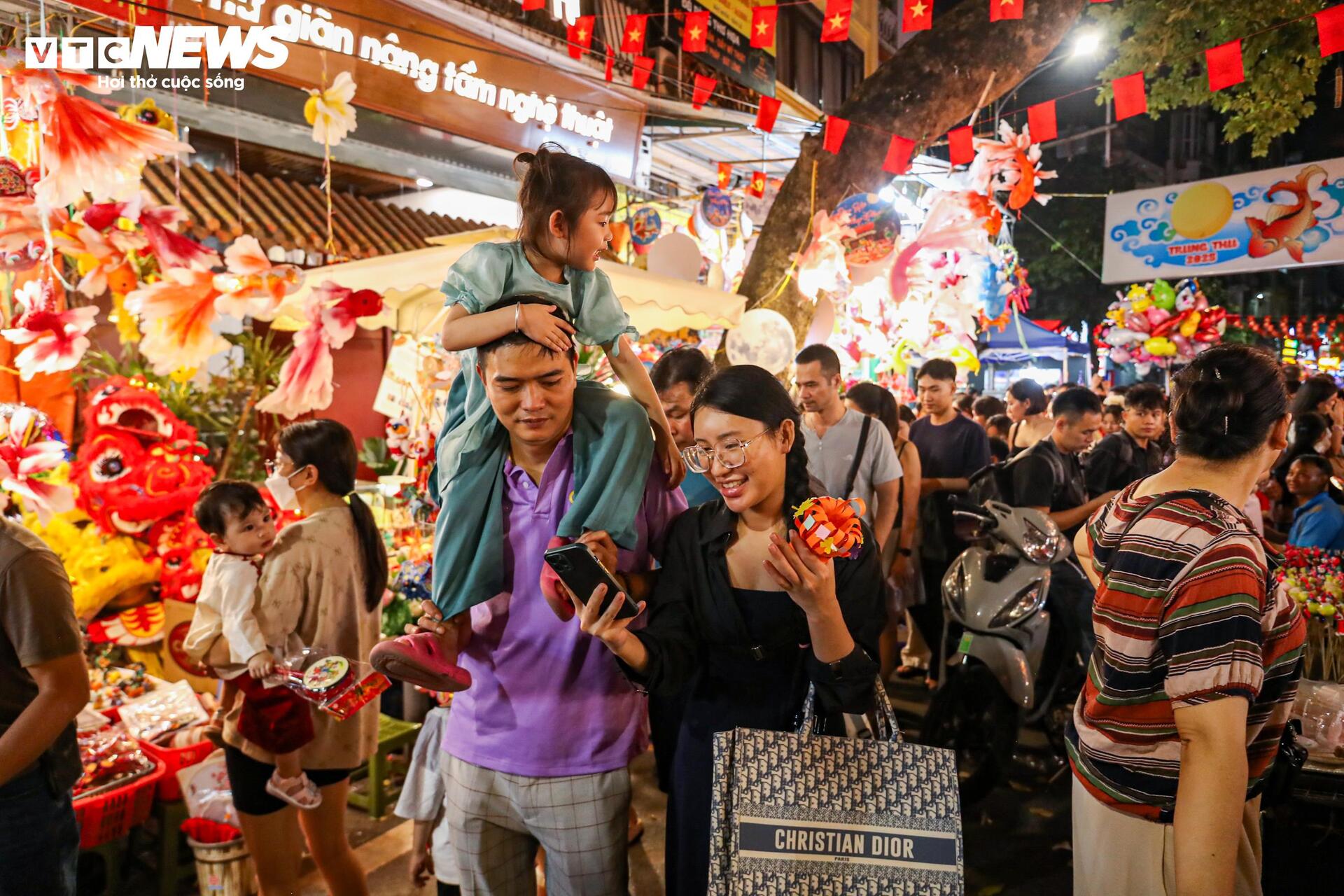 Biển người chen chân trên phố Hàng Mã đón Trung thu sớm- Ảnh 4. Biển người chen chân trên phố Hàng Mã đón Trung thu sớm- Ảnh 4.