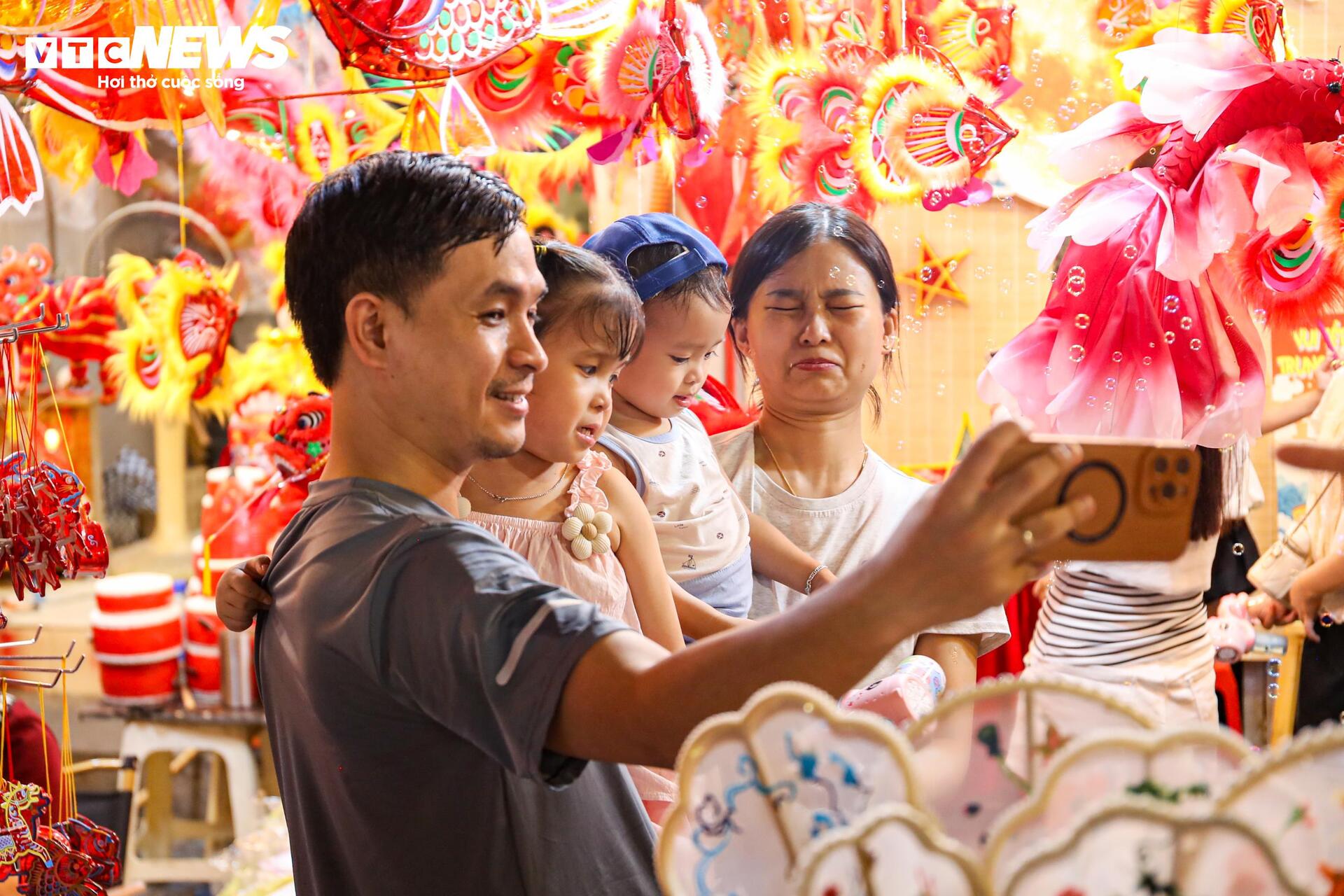 Biển người chen chân trên phố Hàng Mã đón Trung thu sớm- Ảnh 10. Biển người chen chân trên phố Hàng Mã đón Trung thu sớm- Ảnh 10.