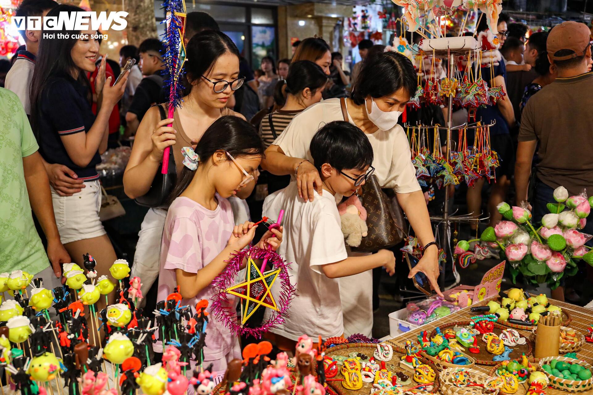 Biển người chen chân trên phố Hàng Mã đón Trung thu sớm- Ảnh 8. Biển người chen chân trên phố Hàng Mã đón Trung thu sớm- Ảnh 8.
