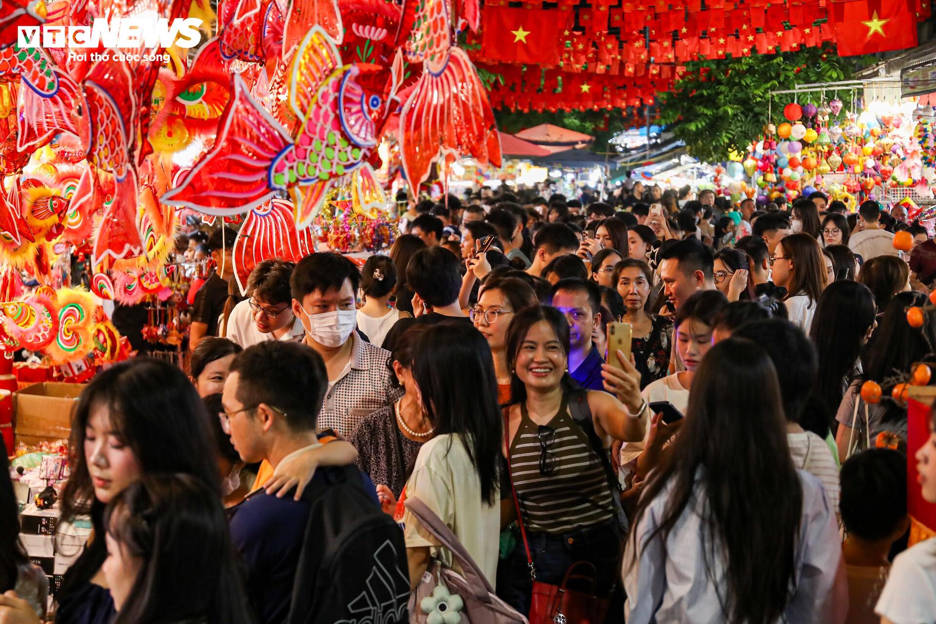 Biển người chen chân trên phố Hàng Mã đón Trung thu sớm- Ảnh 2. Biển người chen chân trên phố Hàng Mã đón Trung thu sớm- Ảnh 2.