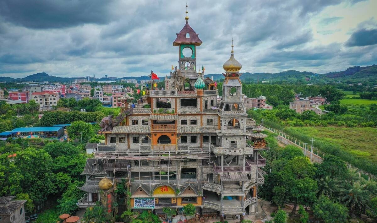 Bên trong "biệt thự điên" 51 tỷ, cao 30m, xây theo trí tưởng tượng suốt 10 năm của một nông dân Trung Quốc- Ảnh 3. Bên trong "biệt thự điên" 51 tỷ, cao 30m, xây theo trí tưởng tượng suốt 10 năm của một nông dân Trung Quốc- Ảnh 3.