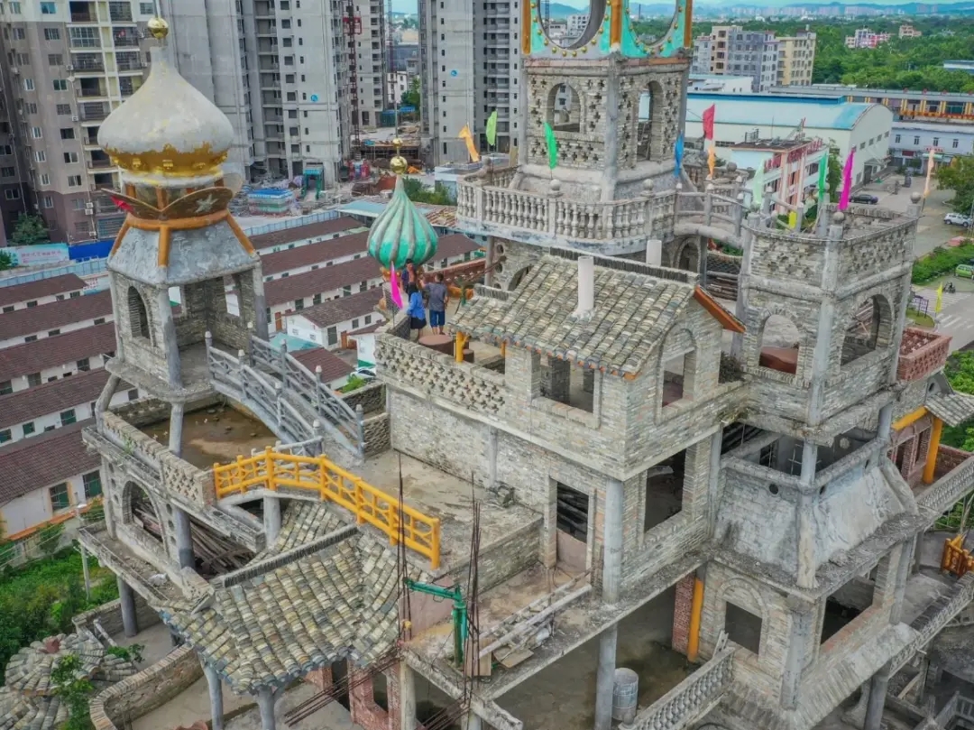 Bên trong "biệt thự điên" 51 tỷ, cao 30m, xây theo trí tưởng tượng suốt 10 năm của một nông dân Trung Quốc- Ảnh 9. Bên trong "biệt thự điên" 51 tỷ, cao 30m, xây theo trí tưởng tượng suốt 10 năm của một nông dân Trung Quốc- Ảnh 9.