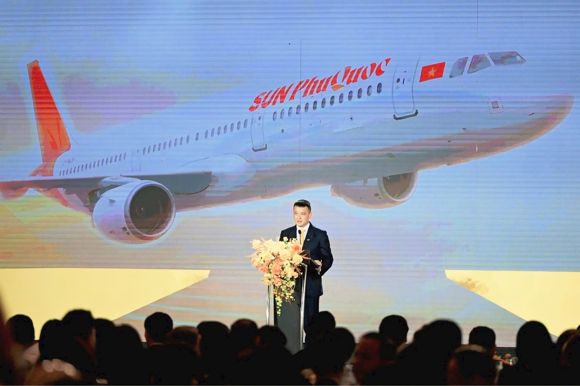 Sun Group chính thức ra mắt hãng hàng không Sun PhuQuoc Airways, đồng phục tiếp viên lấy cảm hứng từ áo ngũ thân và phong thái Nam Phương Hoàng hậu- Ảnh 1. Sun Group chính thức ra mắt hãng hàng không Sun PhuQuoc Airways, đồng phục tiếp viên lấy cảm hứng từ áo ngũ thân và phong thái Nam Phương Hoàng hậu- Ảnh 1.