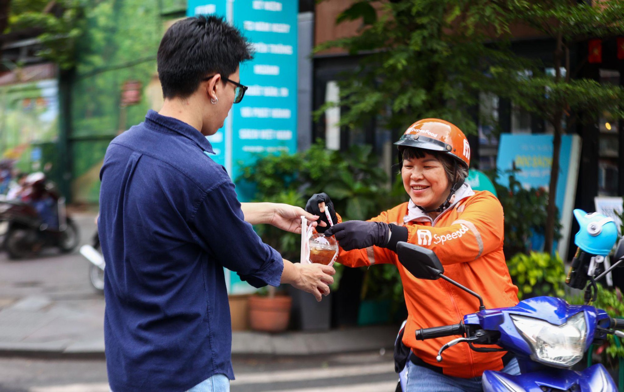 Câu chuyện về những "nữ tài cam" chọn tự do cầm lái cuộc đời- Ảnh 1. Câu chuyện về những "nữ tài cam" chọn tự do cầm lái cuộc đời- Ảnh 1.