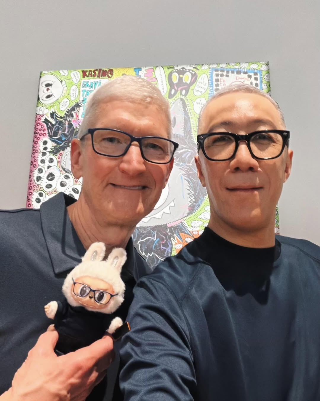 Bức ảnh "Tim Cook khác lạ" đang gây sốt- Ảnh 1. Bức ảnh "Tim Cook khác lạ" đang gây sốt- Ảnh 1.
