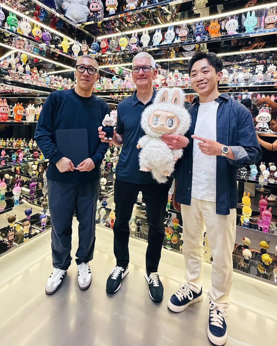 Bức ảnh "Tim Cook khác lạ" đang gây sốt- Ảnh 3. Bức ảnh "Tim Cook khác lạ" đang gây sốt- Ảnh 3.