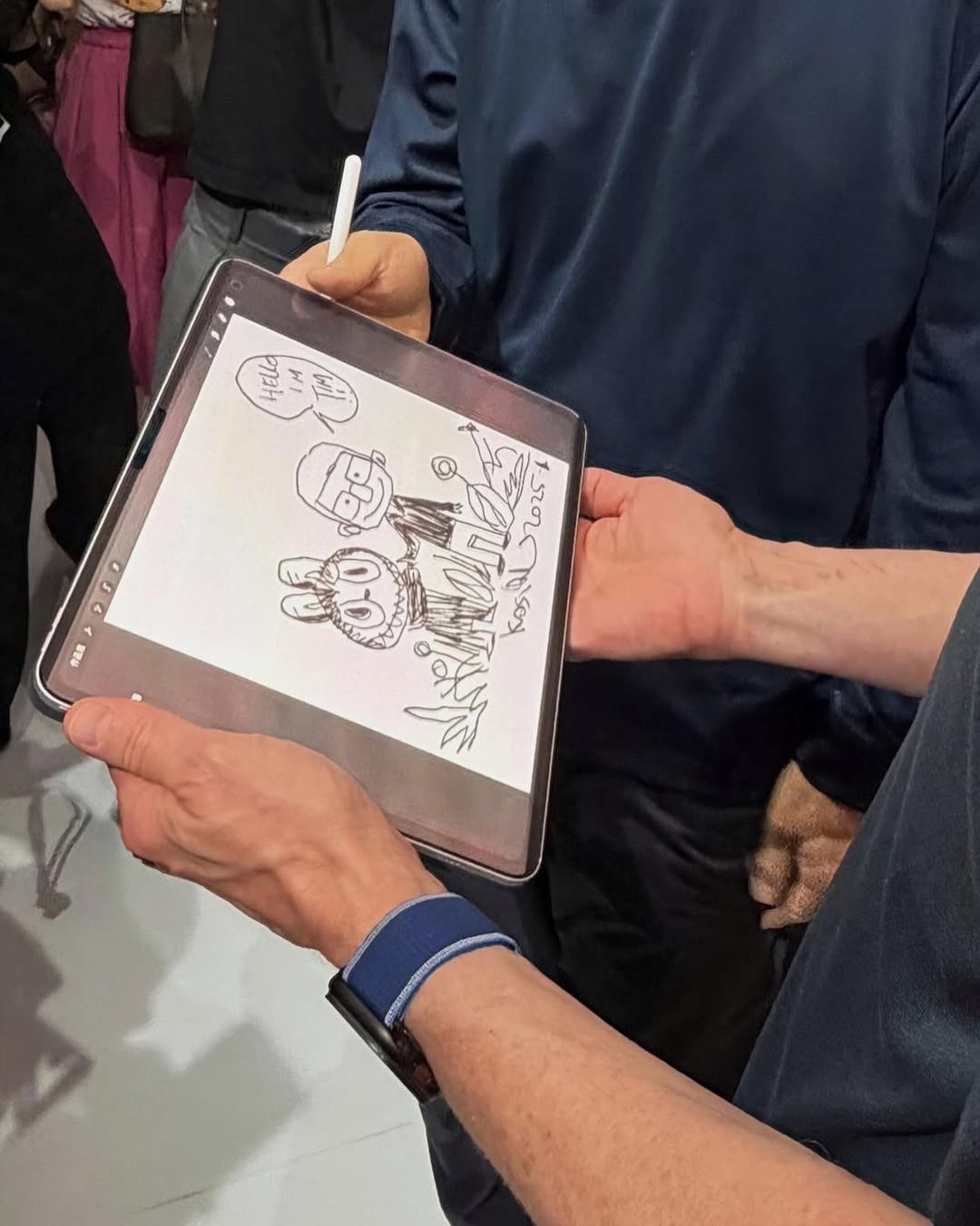 Bức ảnh "Tim Cook khác lạ" đang gây sốt- Ảnh 4. Bức ảnh "Tim Cook khác lạ" đang gây sốt- Ảnh 4.