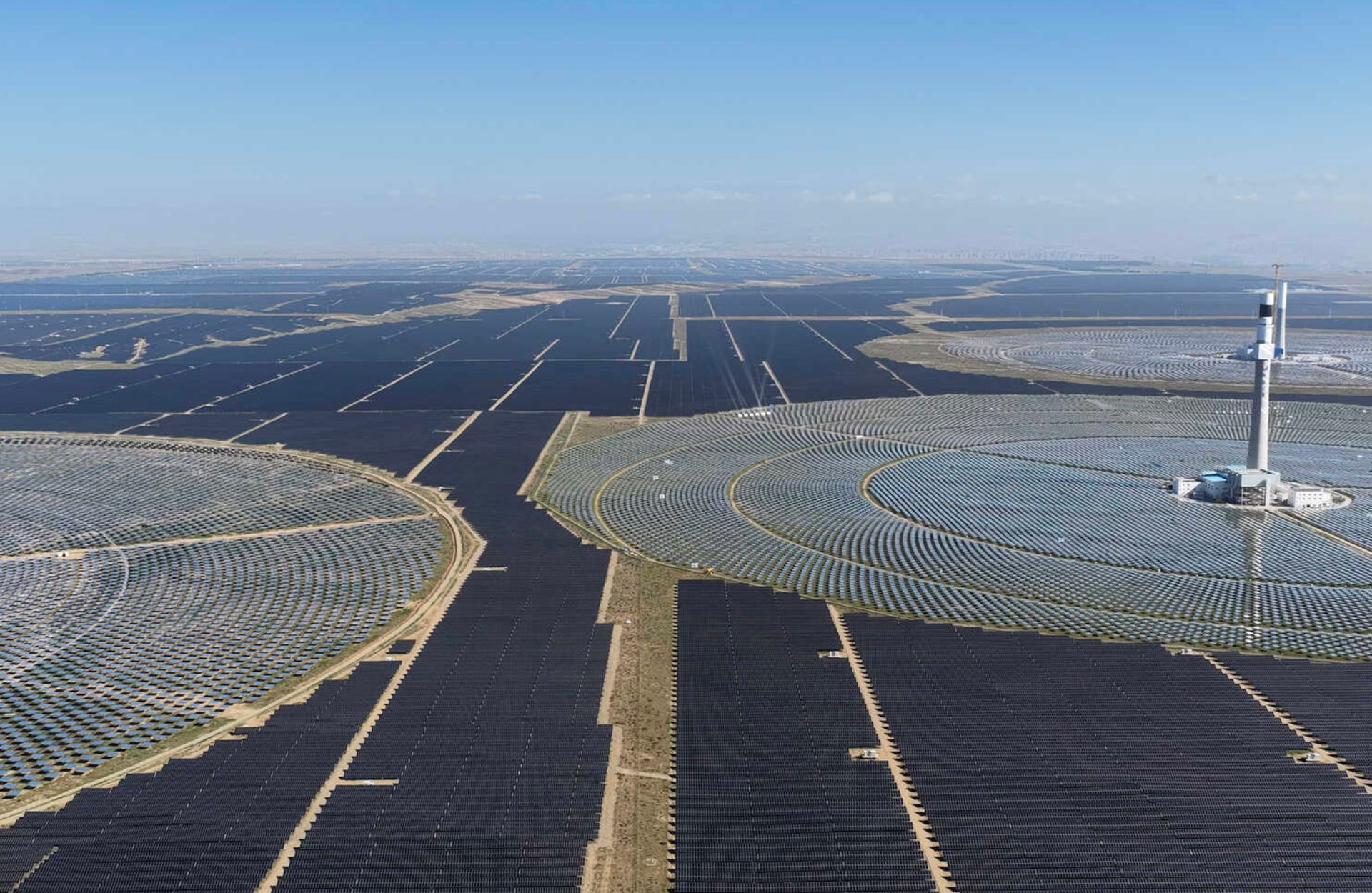 Láng giềng Việt Nam âm thầm đưa 7 triệu tấm 'mặt phẳng' cùng hệ thống 'pin nước' chưa từng có lên nơi cao 3000 mét: Mục đích là gì?- Ảnh 1.