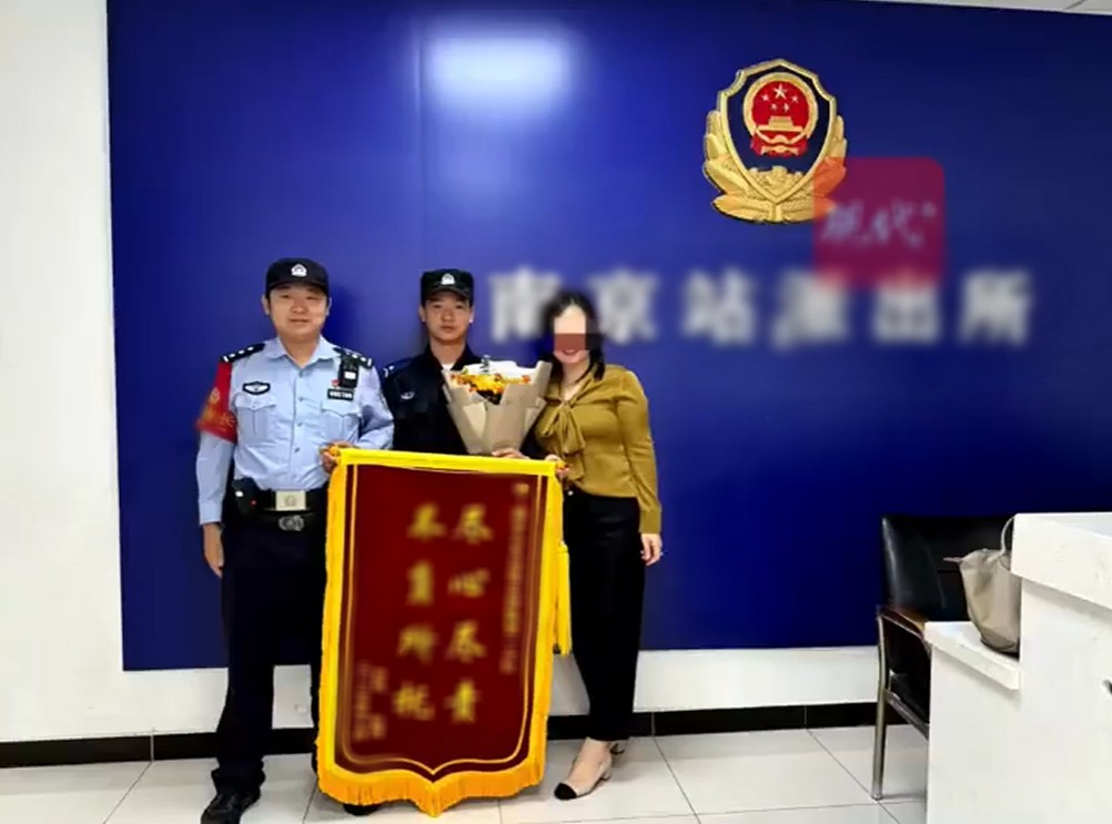 Người phụ nữ mất lắc tay 21 chỉ vàng trị giá 166 triệu đồng khi qua cửa an ninh: 48 giờ tìm kiếm và hành động gây ngỡ ngàng của người lao công- Ảnh 2. Người phụ nữ mất lắc tay 21 chỉ vàng trị giá 166 triệu đồng khi qua cửa an ninh: 48 giờ tìm kiếm và hành động gây ngỡ ngàng của người lao công- Ảnh 2.