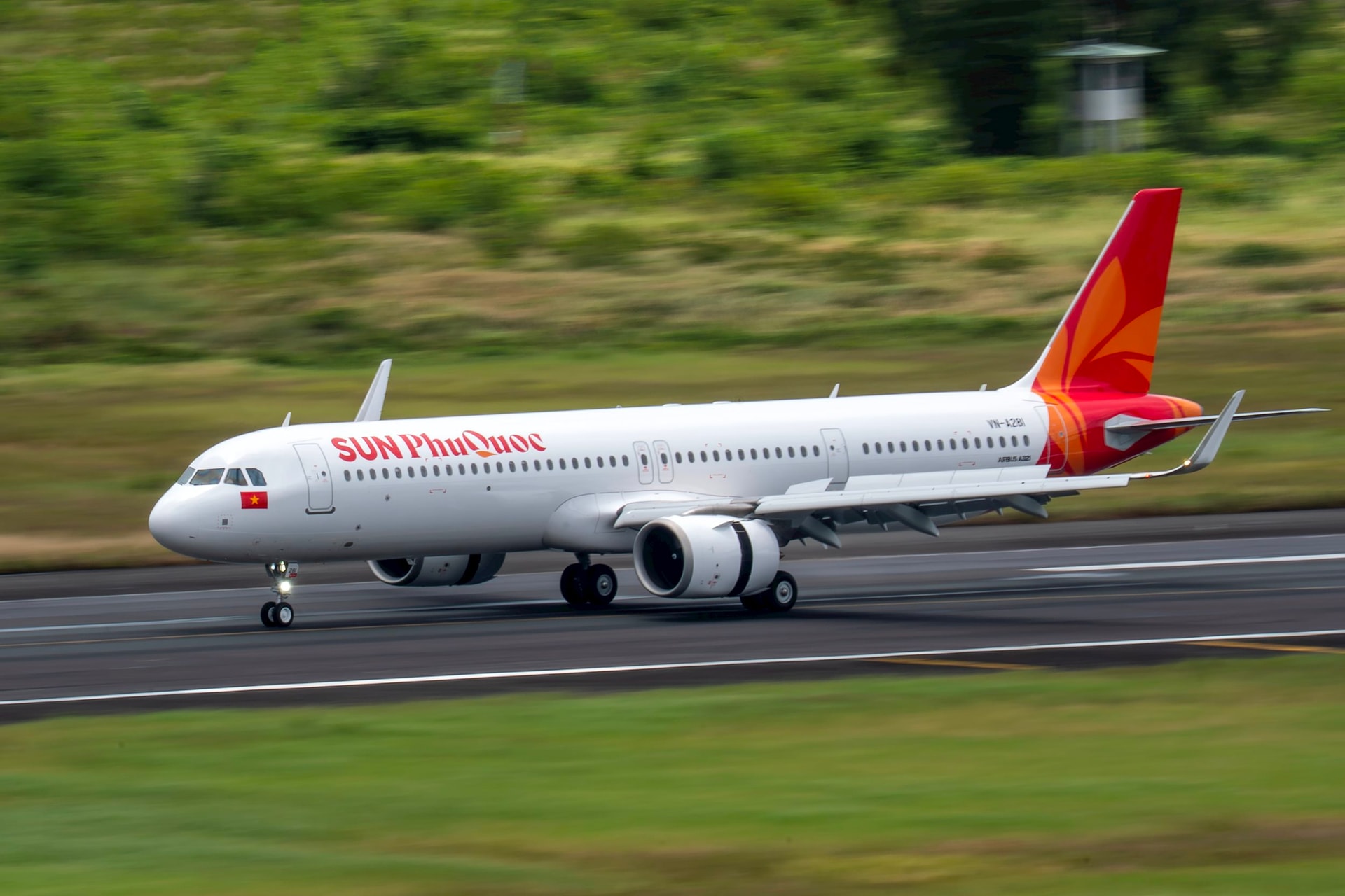 Sun Group chính thức ra mắt hãng hàng không Sun PhuQuoc Airways, đồng phục tiếp viên lấy cảm hứng từ áo ngũ thân và phong thái Nam Phương Hoàng hậu- Ảnh 3. Sun Group chính thức ra mắt hãng hàng không Sun PhuQuoc Airways, đồng phục tiếp viên lấy cảm hứng từ áo ngũ thân và phong thái Nam Phương Hoàng hậu- Ảnh 3.