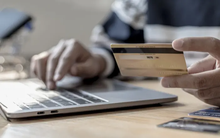 Nợ thẻ tín dụng không trả, nhiều người bị ngân hàng khởi kiện- Ảnh 1.