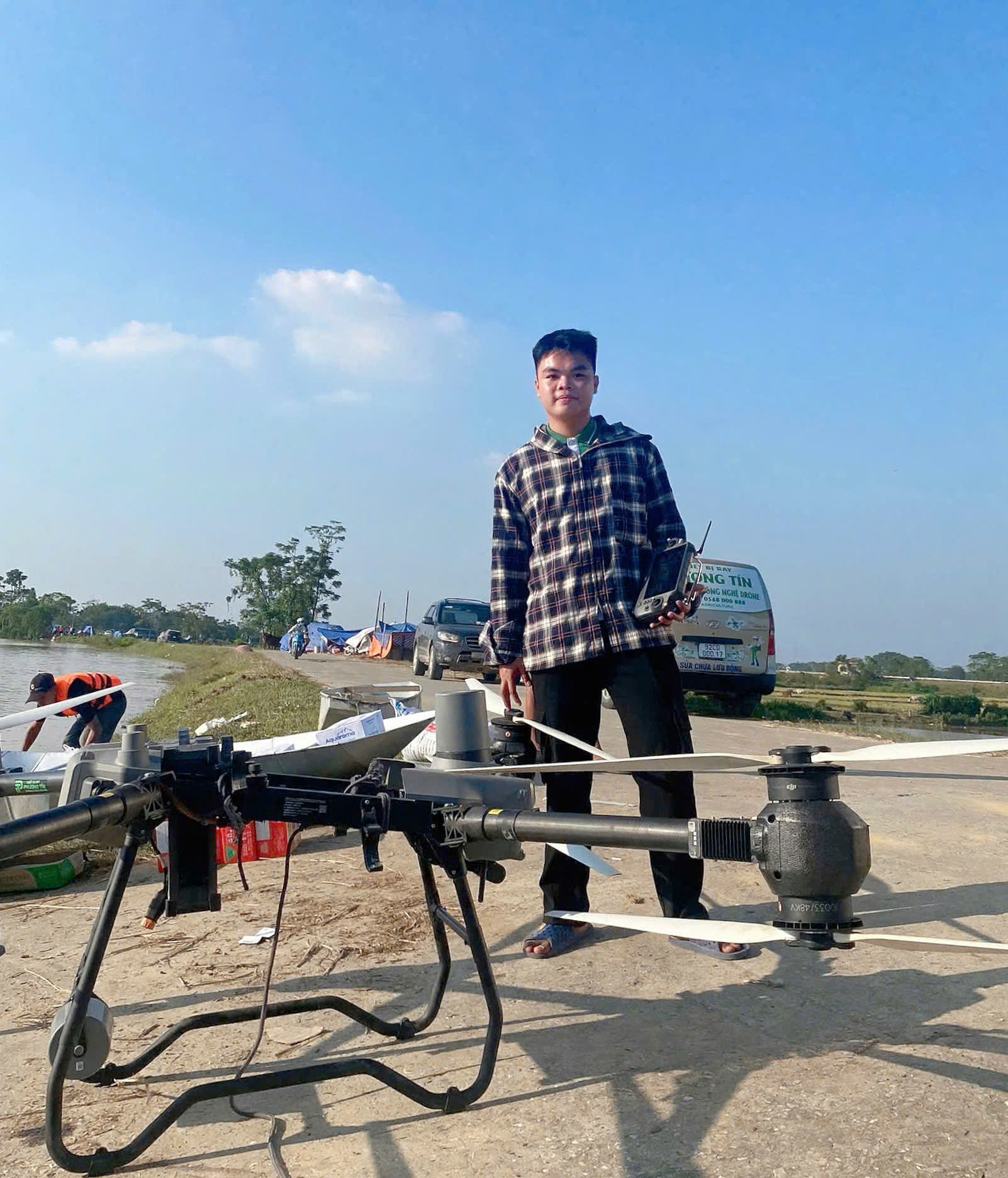 Nguyễn Đại Phát, SN 2006 đem drone giá 400 triệu "cứu" người bị cô lập ở vùng lũ Bắc Ninh- Ảnh 1. Nguyễn Đại Phát, SN 2006 đem drone giá 400 triệu "cứu" người bị cô lập ở vùng lũ Bắc Ninh- Ảnh 1.