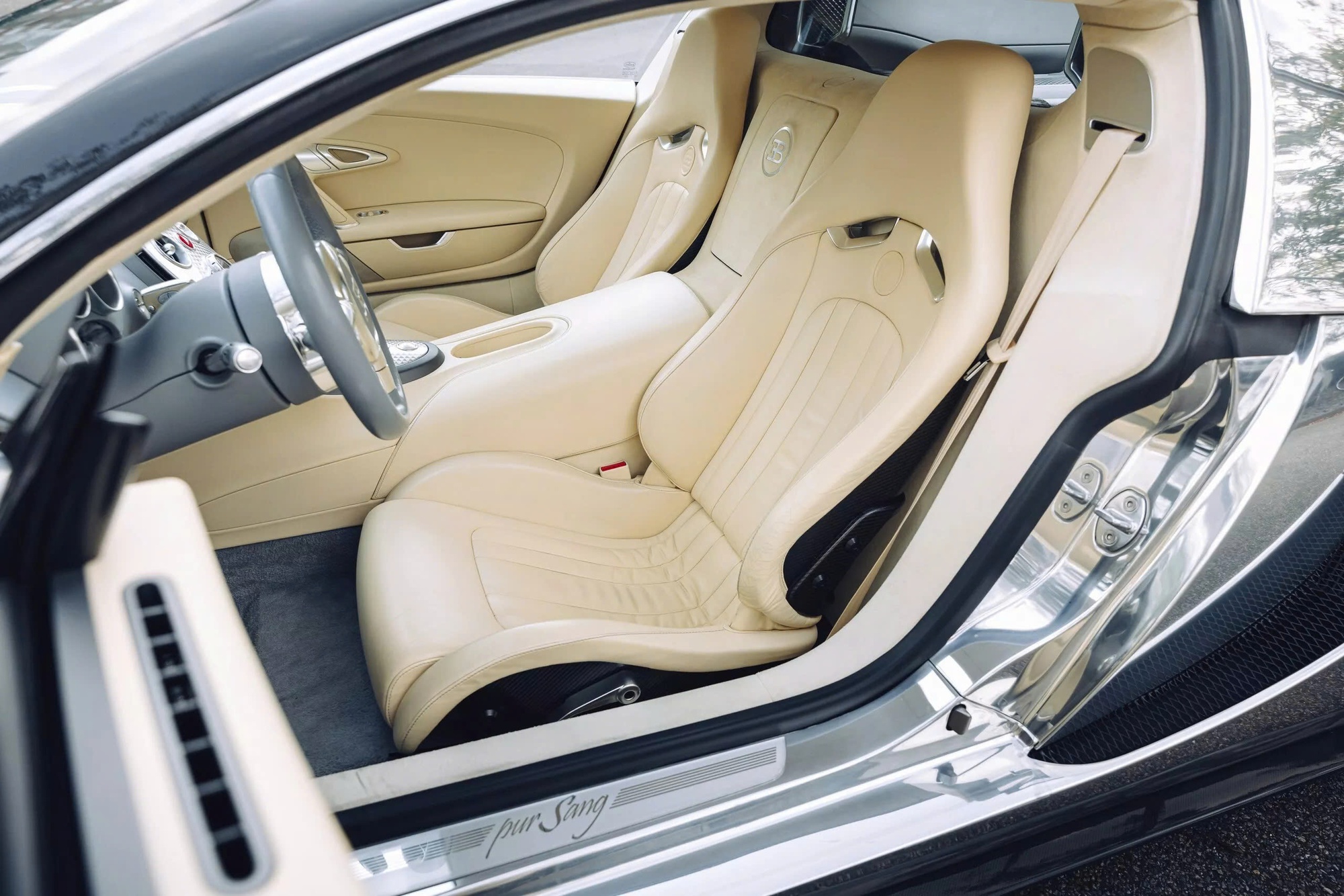 Đỉnh cao như Bugatti Veyron: Xe cũ không màu sơn, đã 18 năm tuổi vẫn có thể bán lại với giá quy đổi 60 tỷ đồng- Ảnh 11. Đỉnh cao như Bugatti Veyron: Xe cũ không màu sơn, đã 18 năm tuổi vẫn có thể bán lại với giá quy đổi 60 tỷ đồng- Ảnh 11.