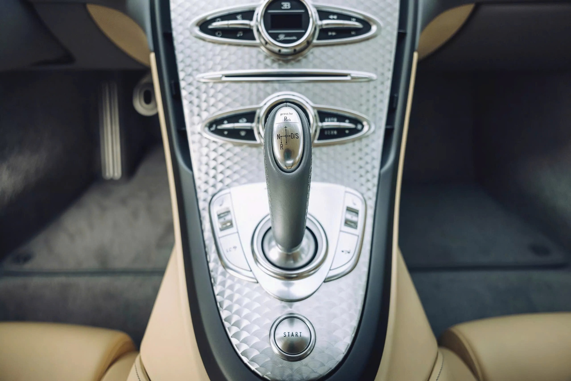 Đỉnh cao như Bugatti Veyron: Xe cũ không màu sơn, đã 18 năm tuổi vẫn có thể bán lại với giá quy đổi 60 tỷ đồng- Ảnh 13. Đỉnh cao như Bugatti Veyron: Xe cũ không màu sơn, đã 18 năm tuổi vẫn có thể bán lại với giá quy đổi 60 tỷ đồng- Ảnh 13.