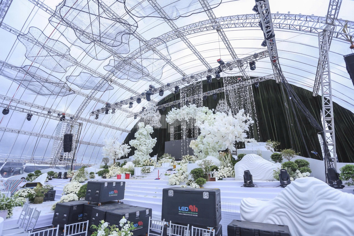 Bên trong rạp cưới mái vòm 3.000 m2 được nhà chồng Đỗ Thị Hà dựng bên bờ sông Nhật Lệ- Ảnh 6. Bên trong rạp cưới mái vòm 3.000 m2 được nhà chồng Đỗ Thị Hà dựng bên bờ sông Nhật Lệ- Ảnh 6.