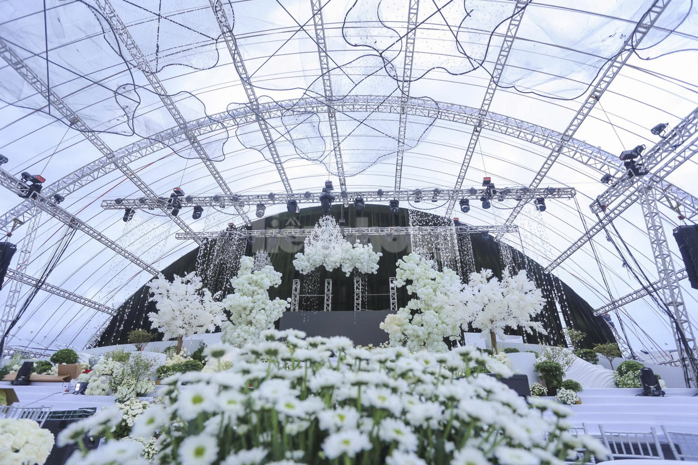 Bên trong rạp cưới mái vòm 3.000 m2 được nhà chồng Đỗ Thị Hà dựng bên bờ sông Nhật Lệ- Ảnh 5. Bên trong rạp cưới mái vòm 3.000 m2 được nhà chồng Đỗ Thị Hà dựng bên bờ sông Nhật Lệ- Ảnh 5.