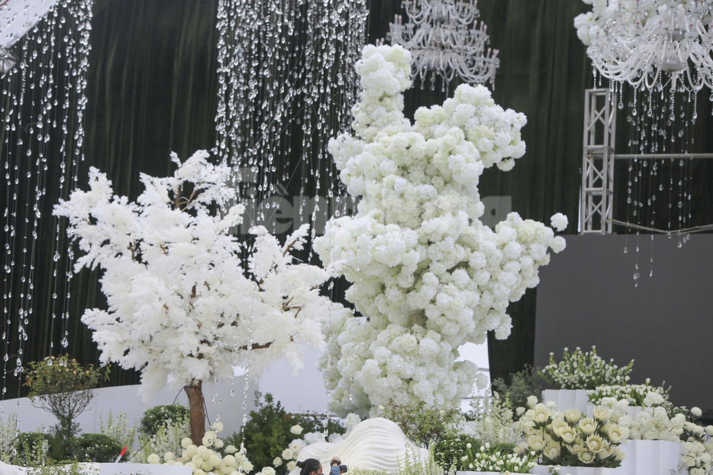 Bên trong rạp cưới mái vòm 3.000 m2 được nhà chồng Đỗ Thị Hà dựng bên bờ sông Nhật Lệ- Ảnh 19. Bên trong rạp cưới mái vòm 3.000 m2 được nhà chồng Đỗ Thị Hà dựng bên bờ sông Nhật Lệ- Ảnh 19.