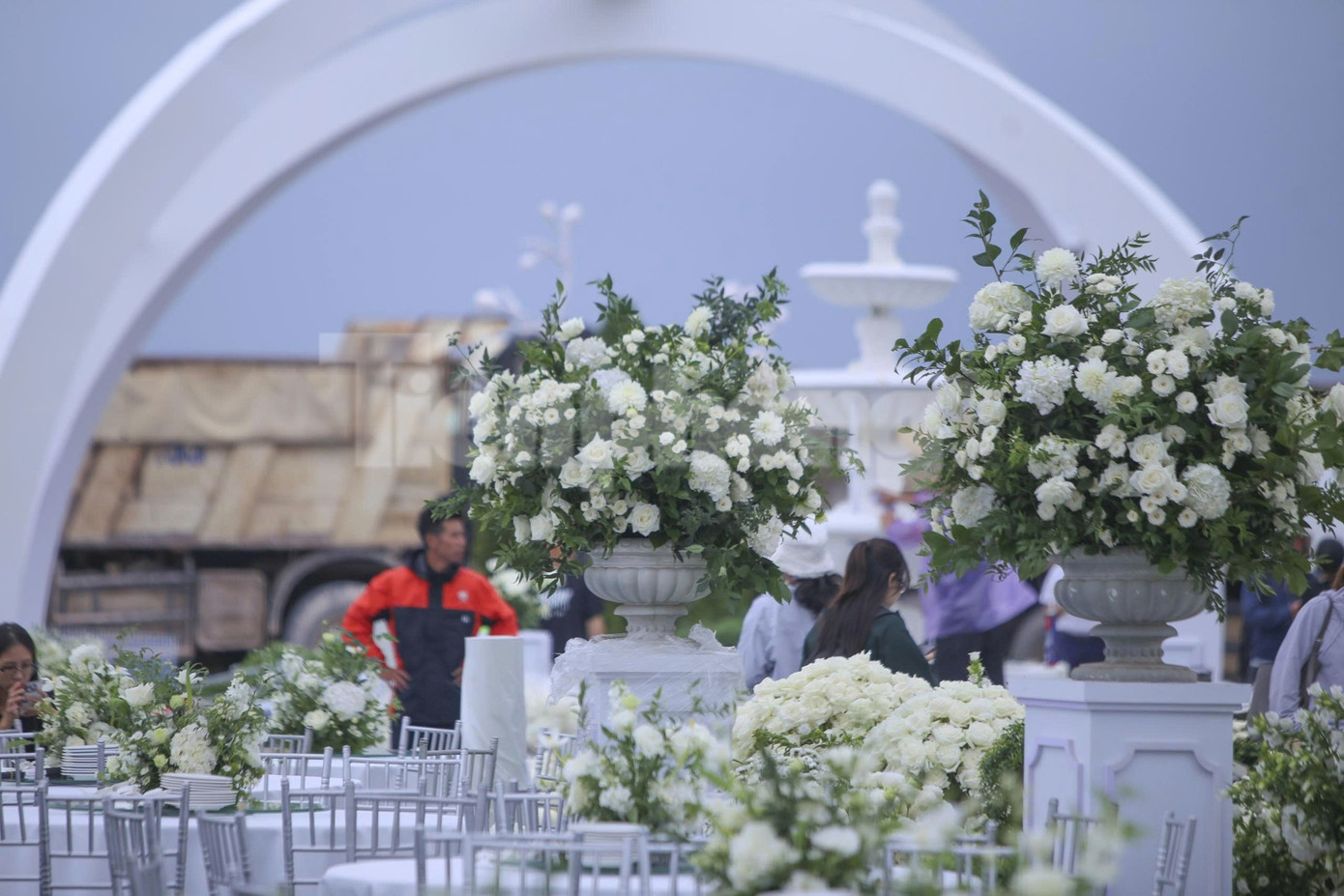 Bên trong rạp cưới mái vòm 3.000 m2 được nhà chồng Đỗ Thị Hà dựng bên bờ sông Nhật Lệ- Ảnh 18. Bên trong rạp cưới mái vòm 3.000 m2 được nhà chồng Đỗ Thị Hà dựng bên bờ sông Nhật Lệ- Ảnh 18.