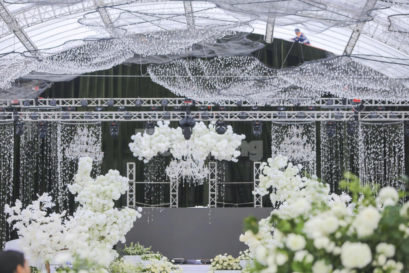 Bên trong rạp cưới mái vòm 3.000 m2 được nhà chồng Đỗ Thị Hà dựng bên bờ sông Nhật Lệ- Ảnh 8. Bên trong rạp cưới mái vòm 3.000 m2 được nhà chồng Đỗ Thị Hà dựng bên bờ sông Nhật Lệ- Ảnh 8.