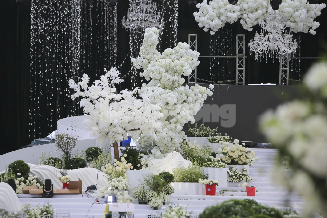 Bên trong rạp cưới mái vòm 3.000 m2 được nhà chồng Đỗ Thị Hà dựng bên bờ sông Nhật Lệ- Ảnh 17. Bên trong rạp cưới mái vòm 3.000 m2 được nhà chồng Đỗ Thị Hà dựng bên bờ sông Nhật Lệ- Ảnh 17.