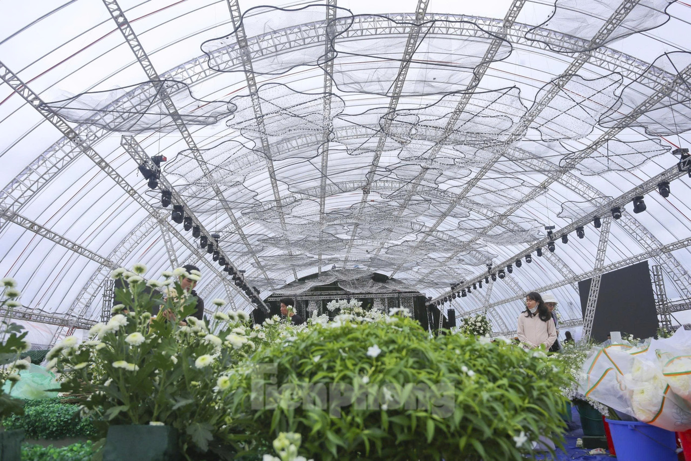 Bên trong rạp cưới mái vòm 3.000 m2 được nhà chồng Đỗ Thị Hà dựng bên bờ sông Nhật Lệ- Ảnh 9. Bên trong rạp cưới mái vòm 3.000 m2 được nhà chồng Đỗ Thị Hà dựng bên bờ sông Nhật Lệ- Ảnh 9.