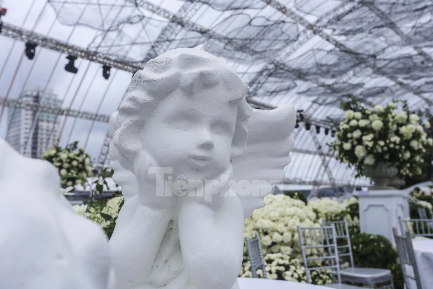 Bên trong rạp cưới mái vòm 3.000 m2 được nhà chồng Đỗ Thị Hà dựng bên bờ sông Nhật Lệ- Ảnh 11. Bên trong rạp cưới mái vòm 3.000 m2 được nhà chồng Đỗ Thị Hà dựng bên bờ sông Nhật Lệ- Ảnh 11.