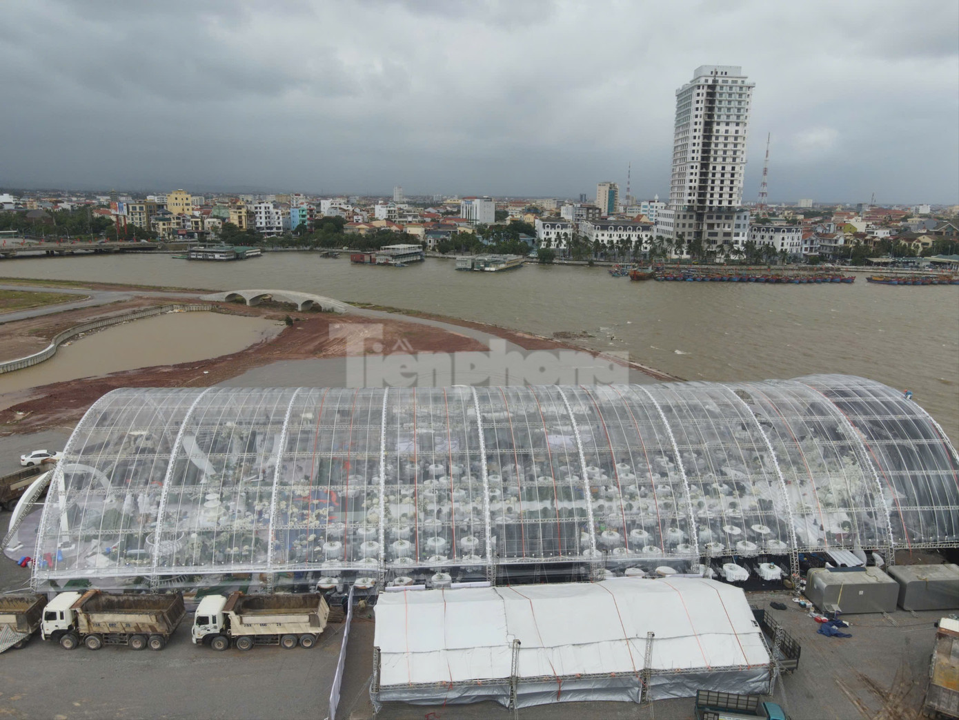 Bên trong rạp cưới mái vòm 3.000 m2 được nhà chồng Đỗ Thị Hà dựng bên bờ sông Nhật Lệ- Ảnh 2. Bên trong rạp cưới mái vòm 3.000 m2 được nhà chồng Đỗ Thị Hà dựng bên bờ sông Nhật Lệ- Ảnh 2.