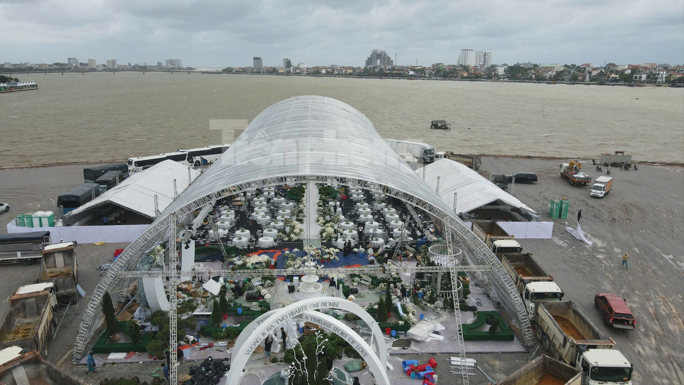 Bên trong rạp cưới mái vòm 3.000 m2 được nhà chồng Đỗ Thị Hà dựng bên bờ sông Nhật Lệ- Ảnh 4. Bên trong rạp cưới mái vòm 3.000 m2 được nhà chồng Đỗ Thị Hà dựng bên bờ sông Nhật Lệ- Ảnh 4.
