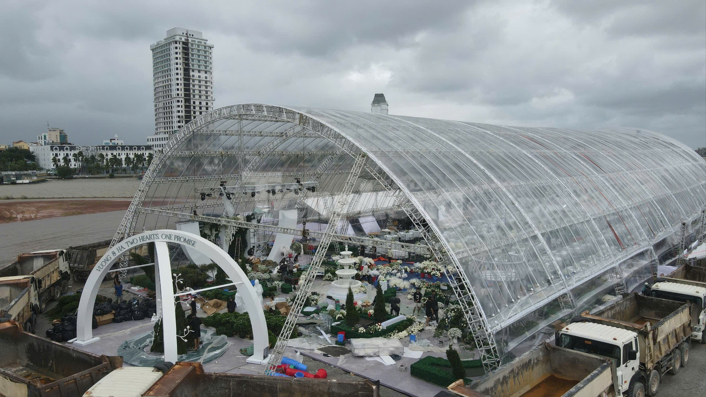 Bên trong rạp cưới mái vòm 3.000 m2 được nhà chồng Đỗ Thị Hà dựng bên bờ sông Nhật Lệ- Ảnh 3. Bên trong rạp cưới mái vòm 3.000 m2 được nhà chồng Đỗ Thị Hà dựng bên bờ sông Nhật Lệ- Ảnh 3.