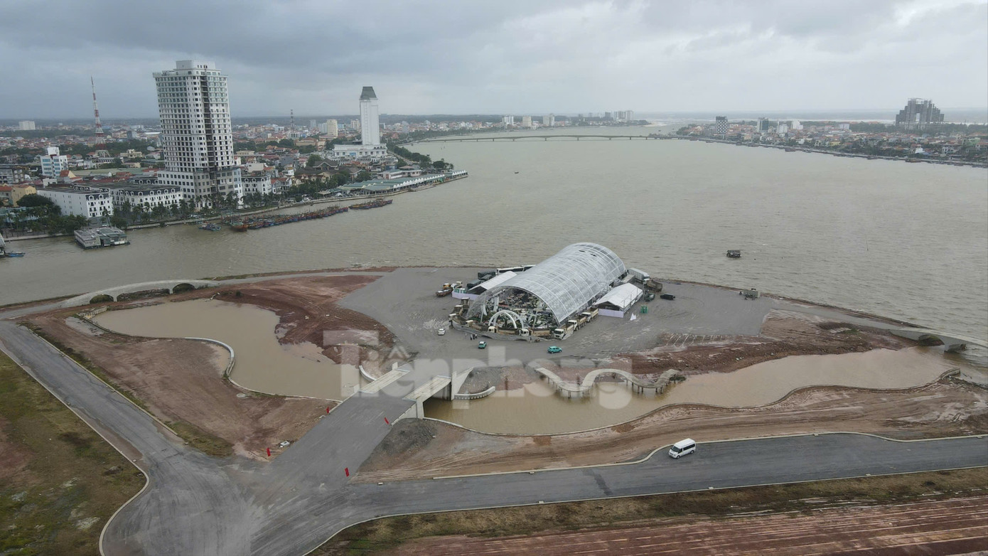 Bên trong rạp cưới mái vòm 3.000 m2 được nhà chồng Đỗ Thị Hà dựng bên bờ sông Nhật Lệ- Ảnh 1. Bên trong rạp cưới mái vòm 3.000 m2 được nhà chồng Đỗ Thị Hà dựng bên bờ sông Nhật Lệ- Ảnh 1.