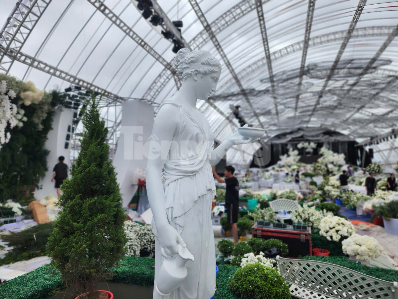 Bên trong rạp cưới mái vòm 3.000 m2 được nhà chồng Đỗ Thị Hà dựng bên bờ sông Nhật Lệ- Ảnh 10. Bên trong rạp cưới mái vòm 3.000 m2 được nhà chồng Đỗ Thị Hà dựng bên bờ sông Nhật Lệ- Ảnh 10.