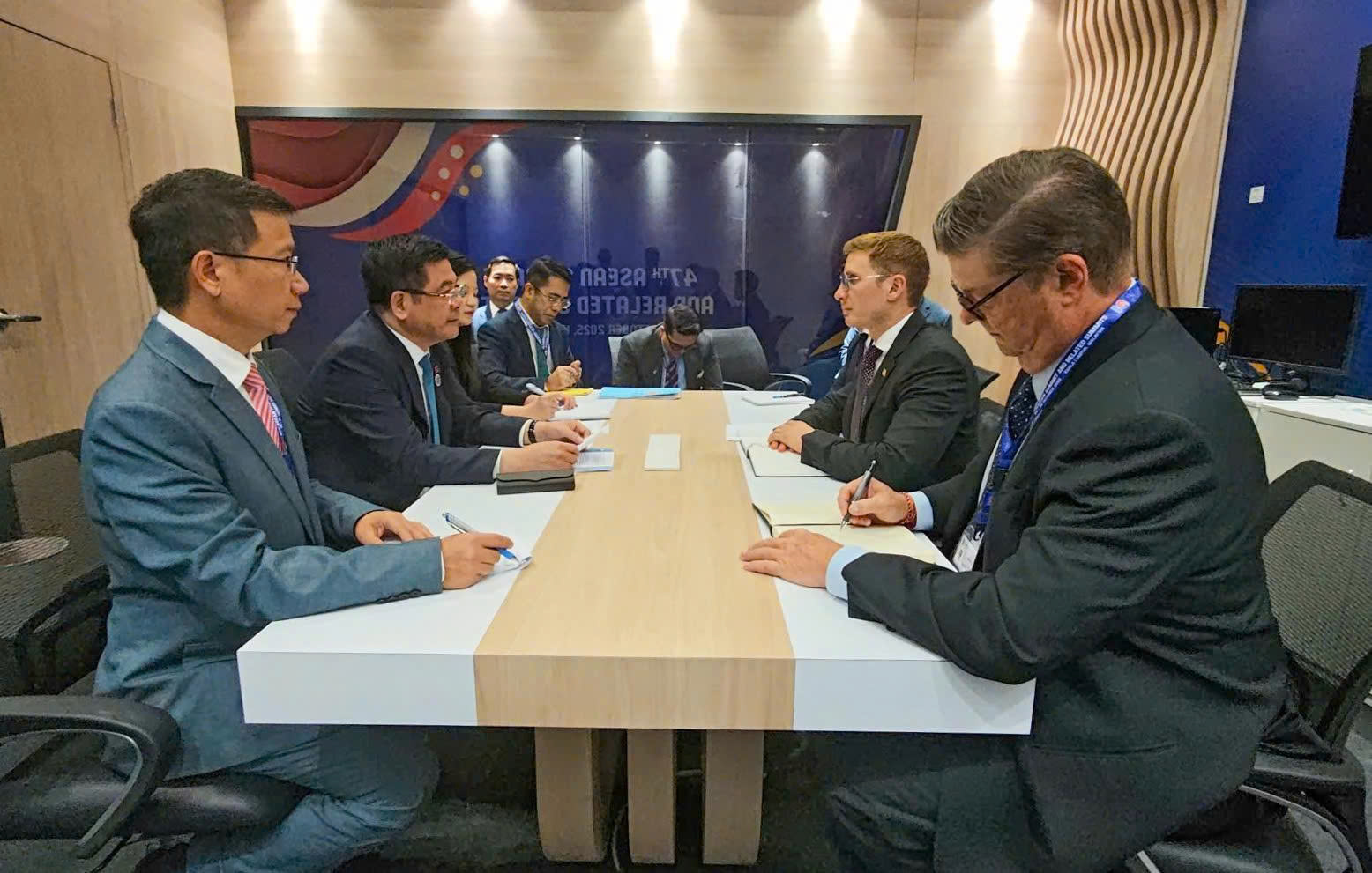 Gặp Thứ trưởng Ngoại giao Mỹ, Bộ trưởng Bộ Công Thương Việt Nam nêu quan ngại về vấn đề đang đe dọa sinh kế hàng trăm nghìn lao động, phía Mỹ hồi đáp ra sao?- Ảnh 1. Gặp Thứ trưởng Ngoại giao Mỹ, Bộ trưởng Bộ Công Thương Việt Nam nêu quan ngại về vấn đề đang đe dọa sinh kế hàng trăm nghìn lao động, phía Mỹ hồi đáp ra sao?- Ảnh 1.