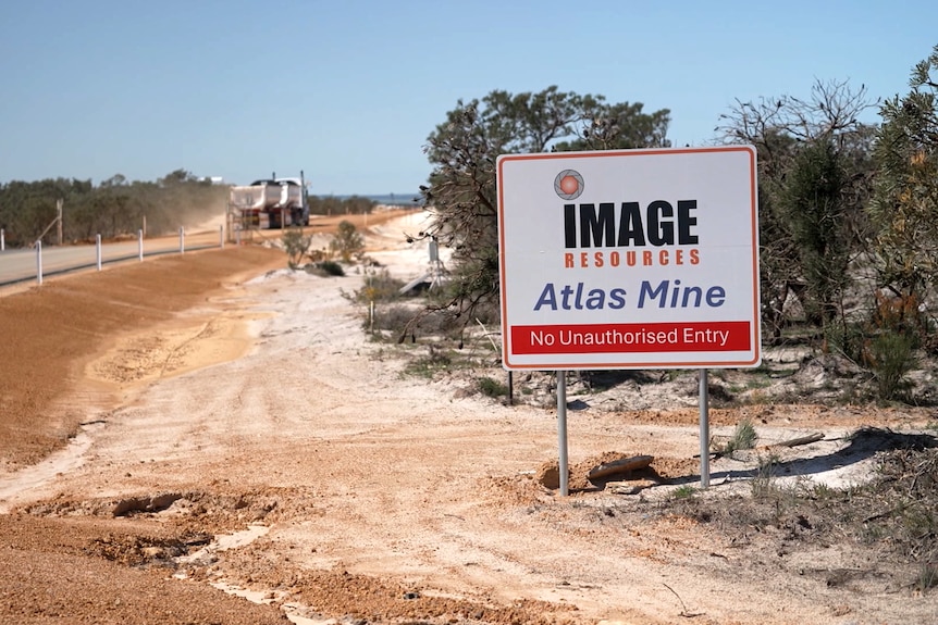 Trung Quốc thừa nhận điểm yếu chiến lược: ‘Thừa’ đất hiếm nhưng thiếu 1 loại khoáng sản quan trọng, nguồn cung phụ thuộc hoàn toàn vào đồng minh của Mỹ- Ảnh 2. Trung Quốc thừa nhận điểm yếu chiến lược: ‘Thừa’ đất hiếm nhưng thiếu 1 loại khoáng sản quan trọng, nguồn cung phụ thuộc hoàn toàn vào đồng minh của Mỹ- Ảnh 2.