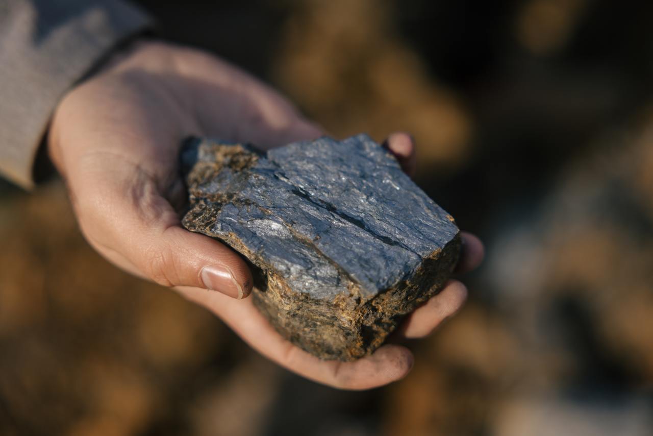 Hứng đòn đau vì Trung Quốc chặn mặt hàng Mỹ không thể sản xuất dù chỉ 1 gram, người dân bỏ qua cả vàng để săn lùng kho báu: Liệu có thoát phụ thuộc Bắc Kinh?- Ảnh 2.