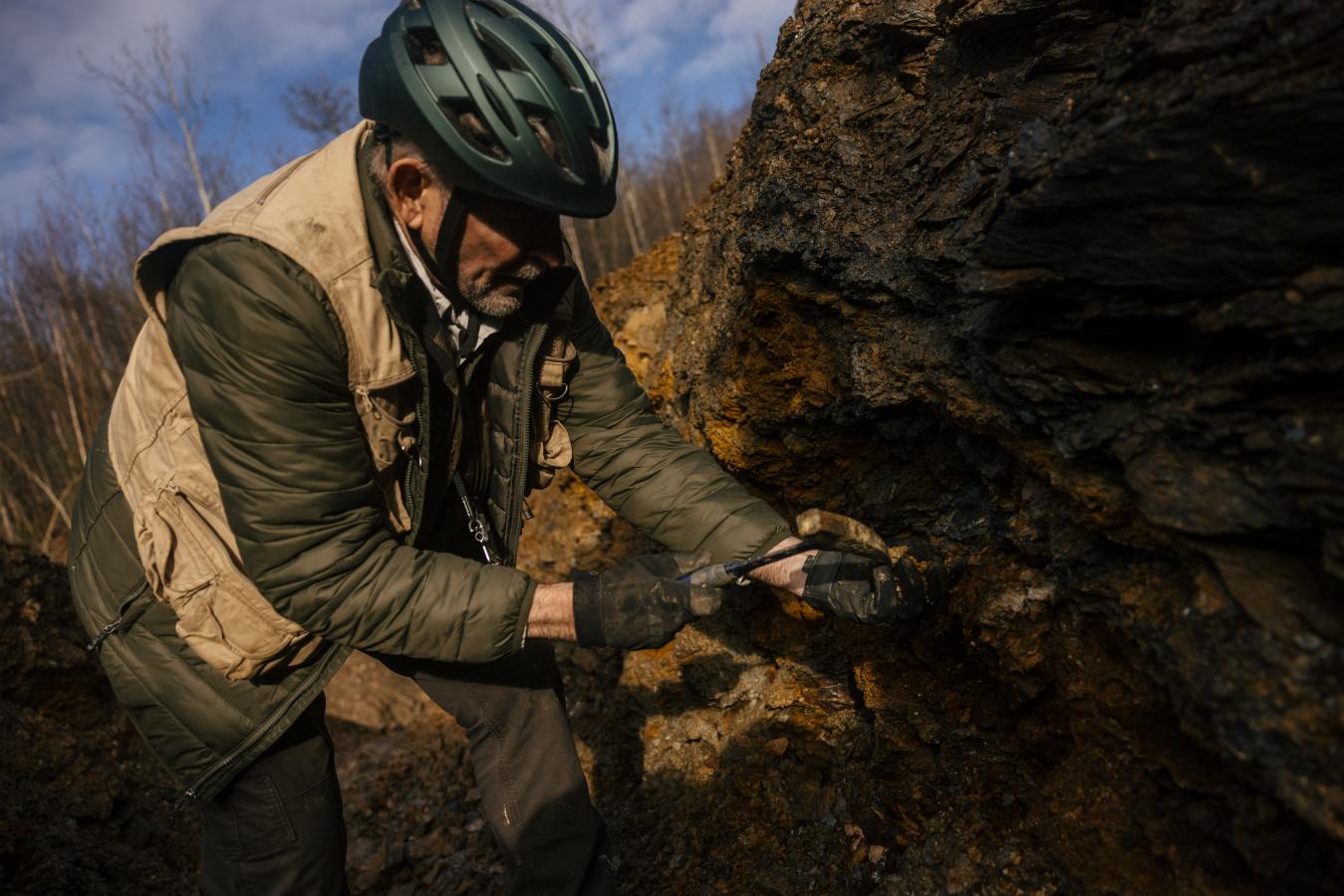Hứng đòn đau vì Trung Quốc chặn mặt hàng Mỹ không thể sản xuất dù chỉ 1 gram, người dân bỏ qua cả vàng để săn lùng kho báu: Liệu có thoát phụ thuộc Bắc Kinh?- Ảnh 6.
