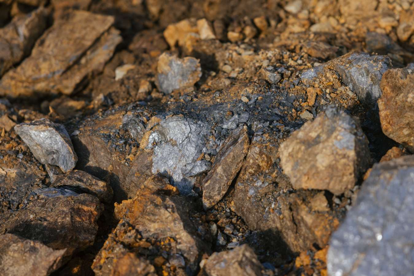 Hứng đòn đau vì Trung Quốc chặn mặt hàng Mỹ không thể sản xuất dù chỉ 1 gram, người dân bỏ qua cả vàng để săn lùng kho báu: Liệu có thoát phụ thuộc Bắc Kinh?- Ảnh 11.