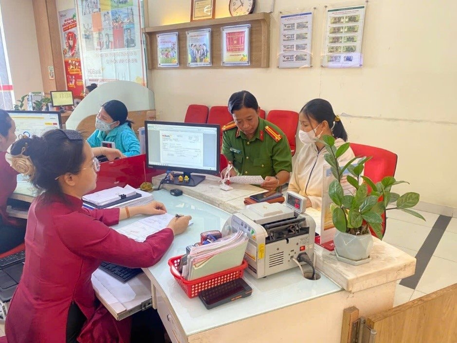 Ngay 8h sáng, người phụ nữ 47 tuổi đã đến HDBank chuyển khoản để mua thùng hàng: Công an được báo tin, yêu cầu dừng giao dịch gấp- Ảnh 1.