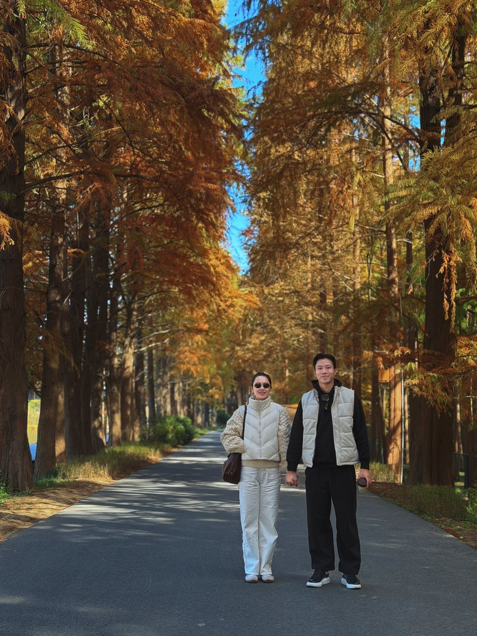 Đội trưởng tuyển Việt Nam nắm tay vợ Hoa khôi đại học Vinh viral khắp cõi mạng, vibe ngoài 30 vẫn quá đẹp, quá tình- Ảnh 7.