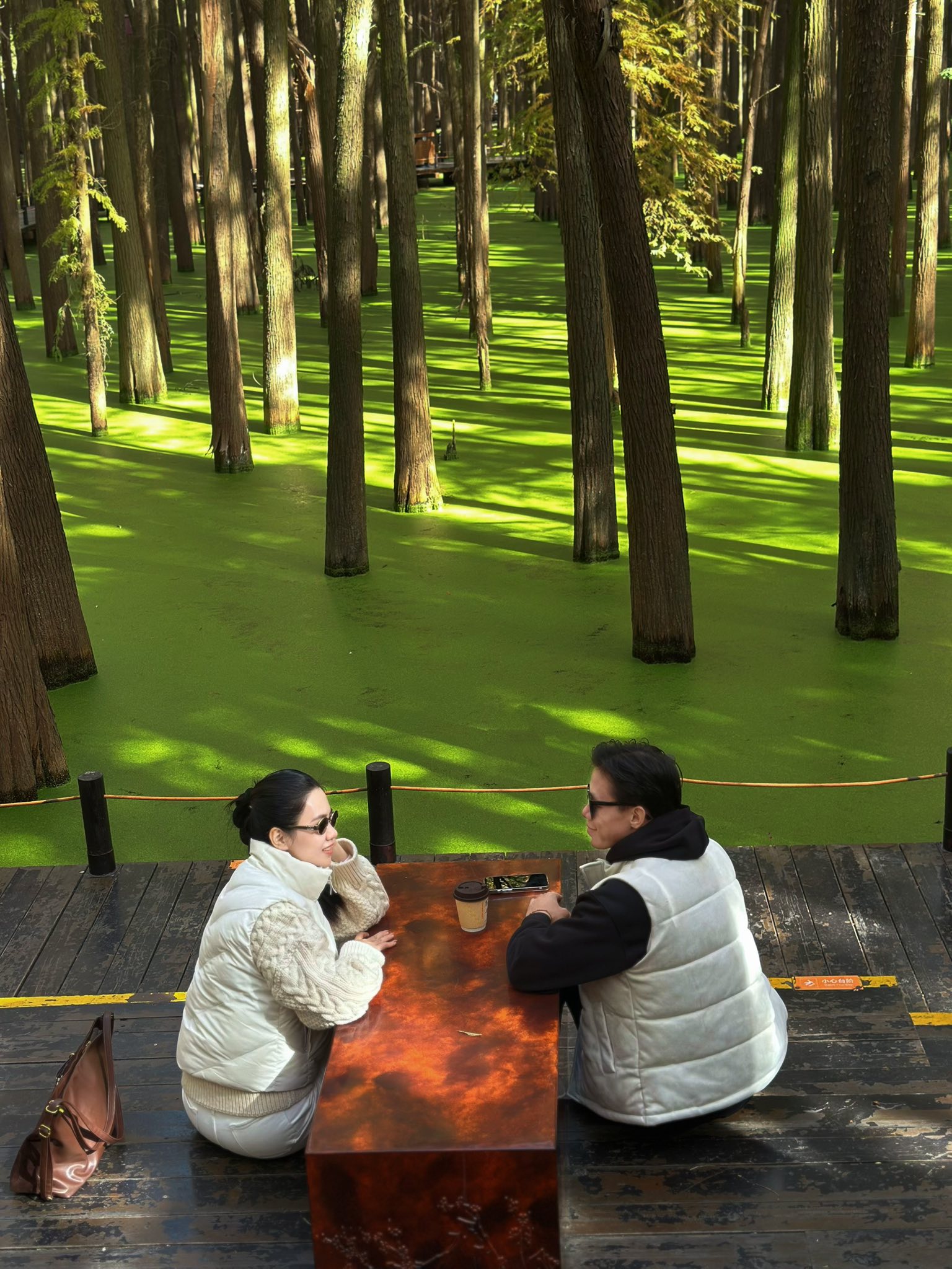 Đội trưởng tuyển Việt Nam nắm tay vợ Hoa khôi đại học Vinh viral khắp cõi mạng, vibe ngoài 30 vẫn quá đẹp, quá tình- Ảnh 3.