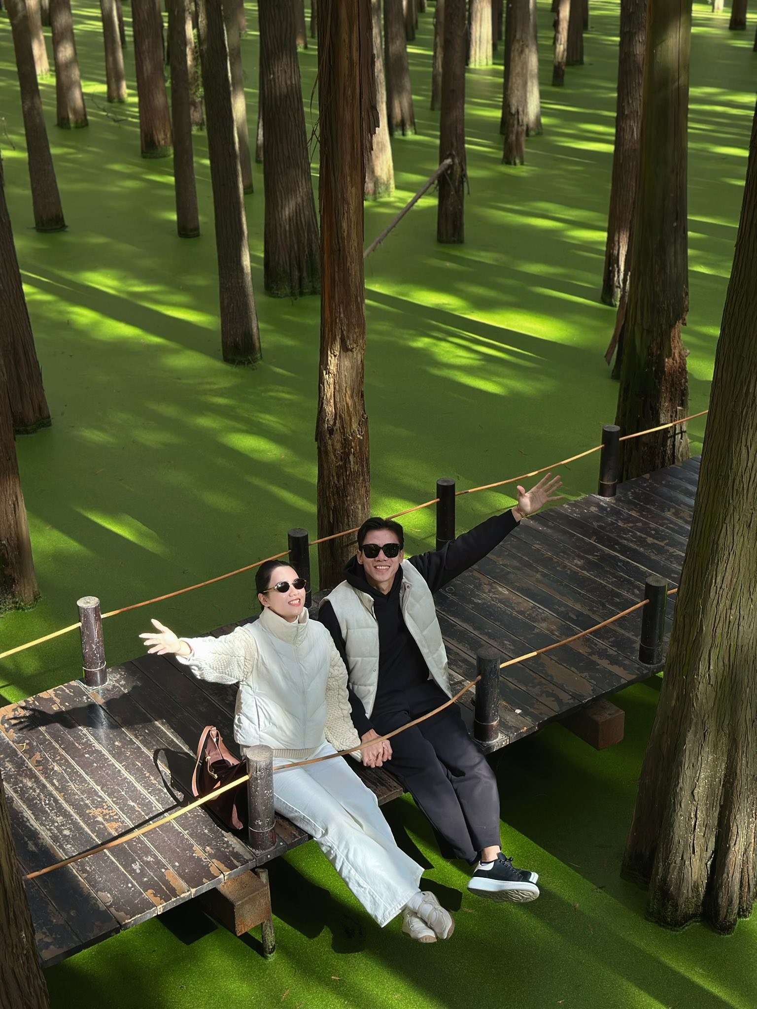 Đội trưởng tuyển Việt Nam nắm tay vợ Hoa khôi đại học Vinh viral khắp cõi mạng, vibe ngoài 30 vẫn quá đẹp, quá tình- Ảnh 6.