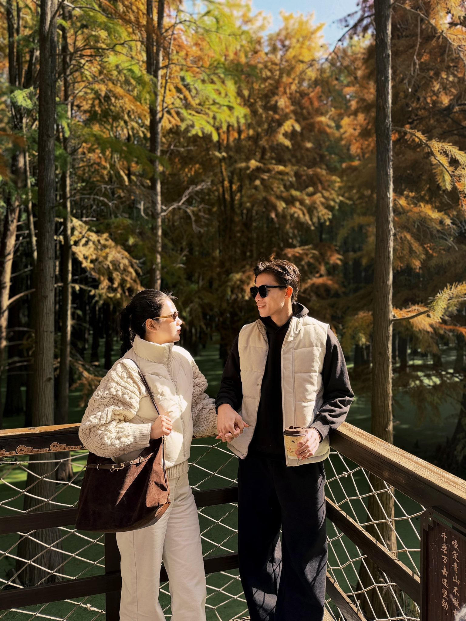 Đội trưởng tuyển Việt Nam nắm tay vợ Hoa khôi đại học Vinh viral khắp cõi mạng, vibe ngoài 30 vẫn quá đẹp, quá tình- Ảnh 2.