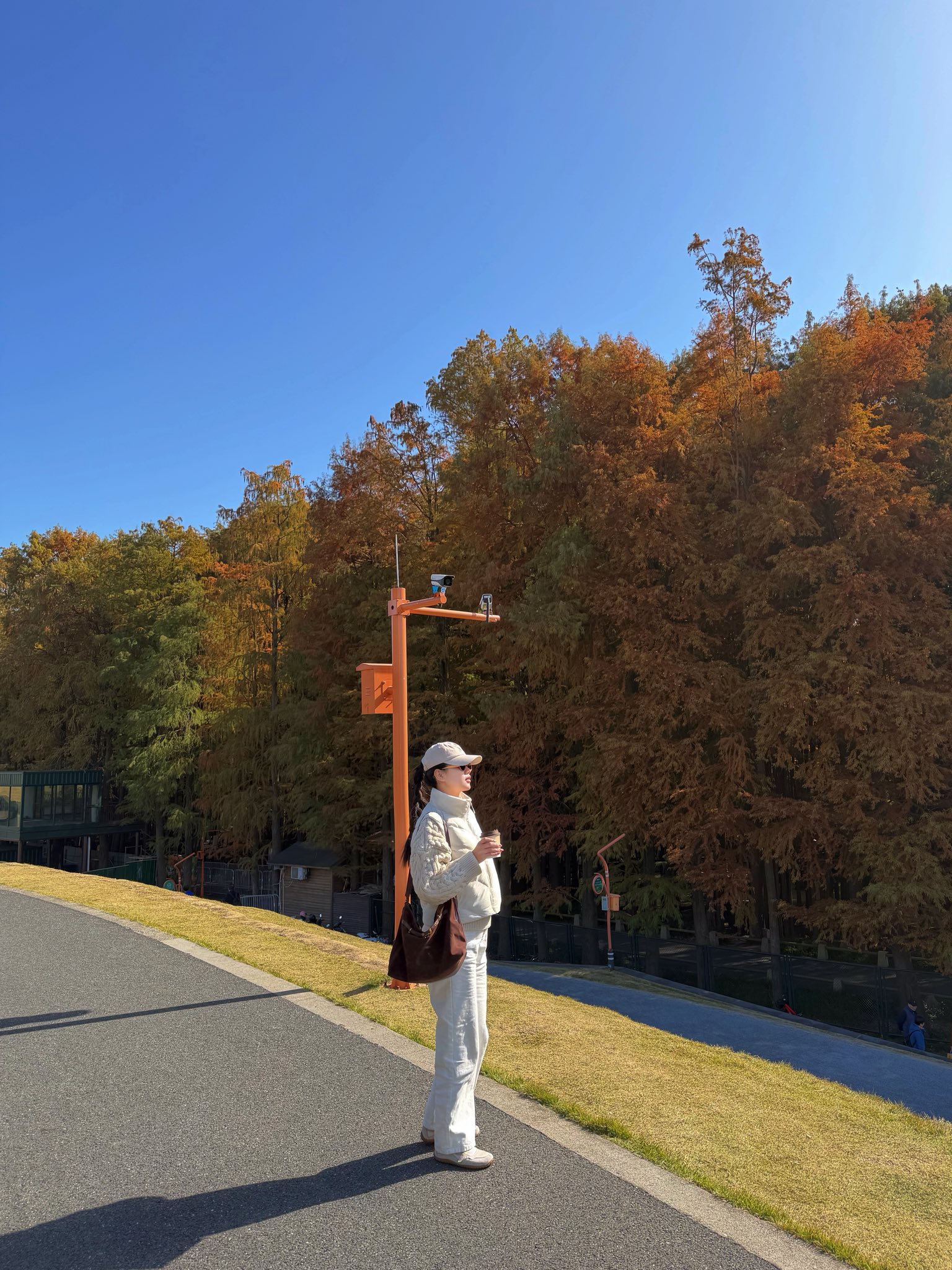 Đội trưởng tuyển Việt Nam nắm tay vợ Hoa khôi đại học Vinh viral khắp cõi mạng, vibe ngoài 30 vẫn quá đẹp, quá tình- Ảnh 5.