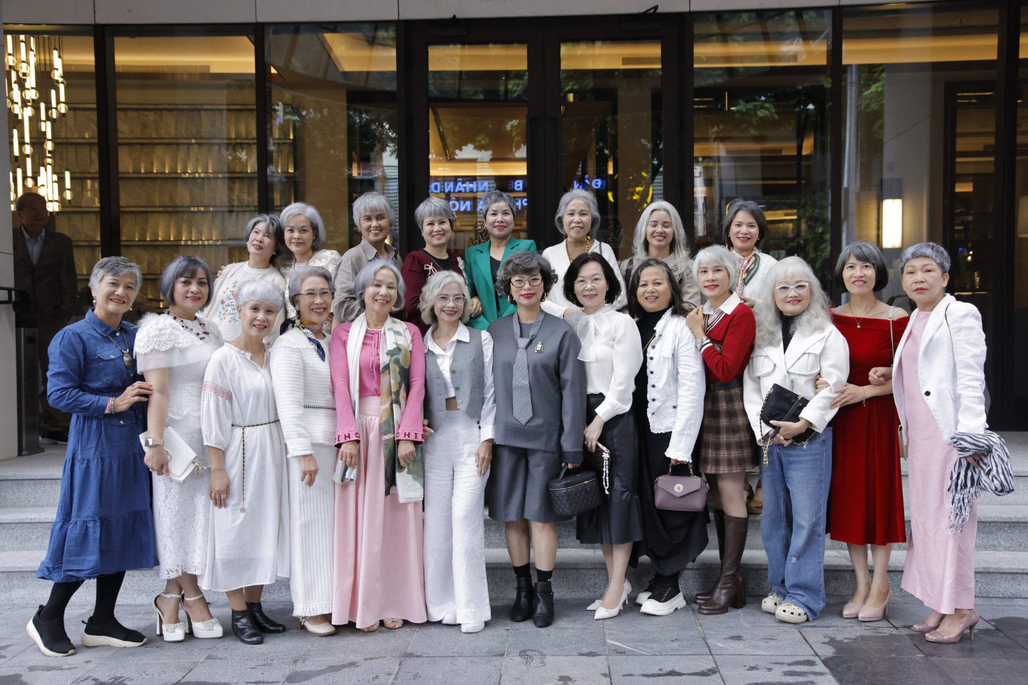 “Hội Tóc Bạc Lấp Lánh” slay nhất Thủ đô: Chúng tôi không phải phú bà- Ảnh 1. “Hội Tóc Bạc Lấp Lánh” slay nhất Thủ đô: Chúng tôi không phải phú bà- Ảnh 1.