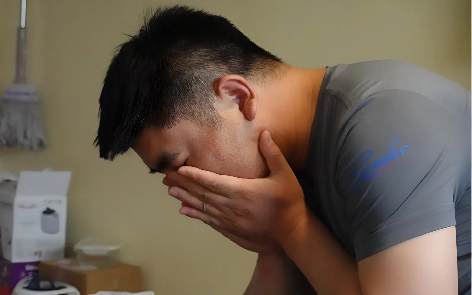 Phụ huynh Hà Nội bất lực kể: "Giờ con tôi không nghe bố, không nghe mẹ, chỉ tin yêu duy nhất... người này!"- Ảnh 1.